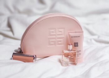 Beauty on the Go: Must-Have Items for Your Daily Bag