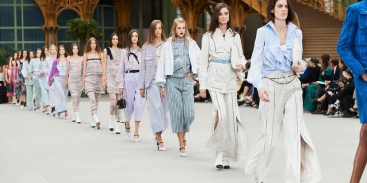 Sustainable Chic: Investing in Timeless and Multifunctional Fashion